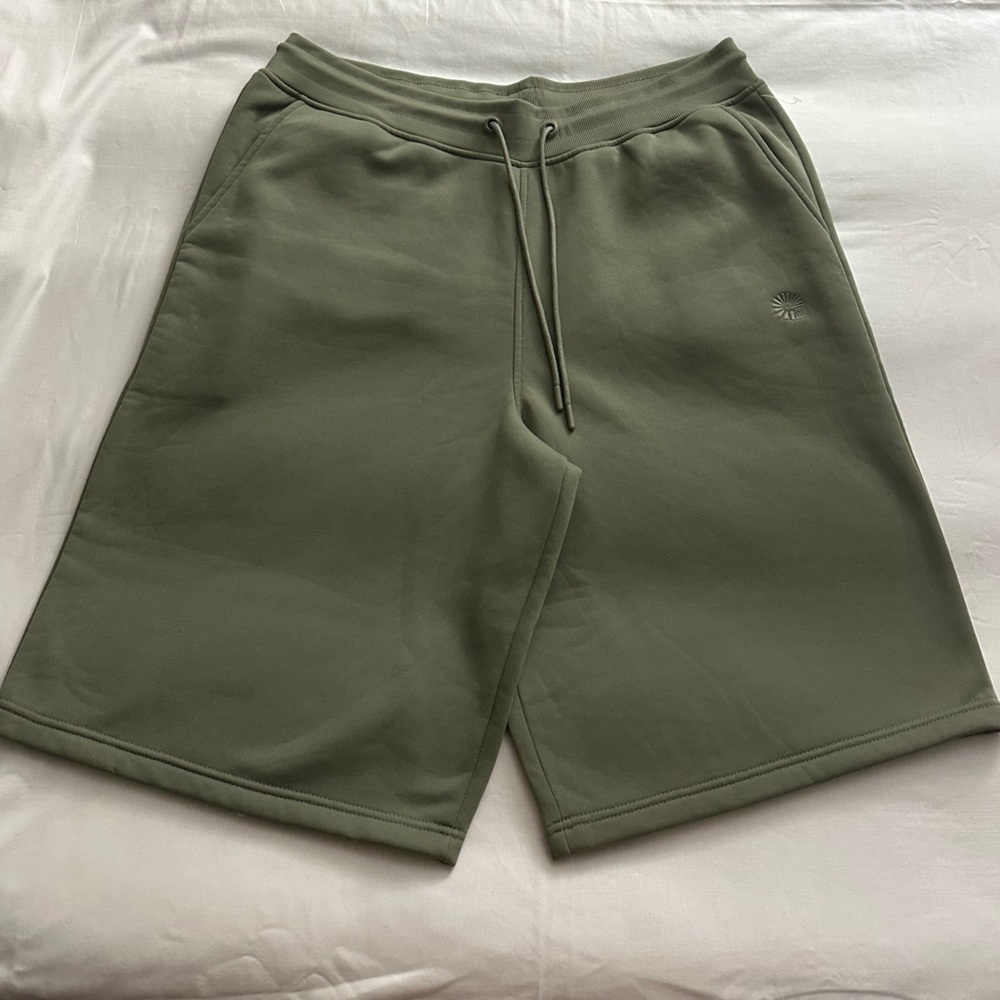 NWOT Akademiks Men’s Casual Fleece Olive Green Shorts Size 3X.